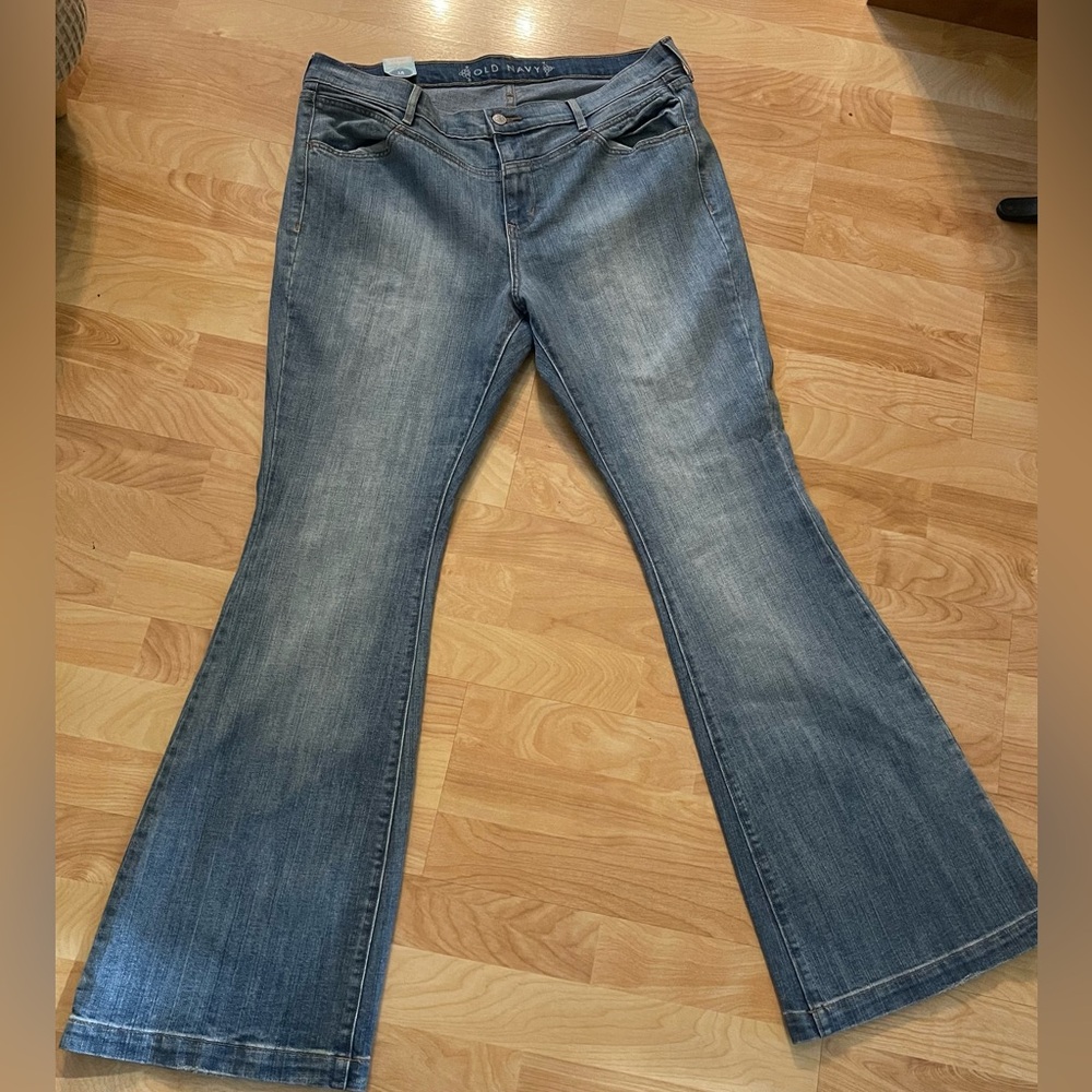 Old Navy woman’s regular fit flare bottom jeans size 16